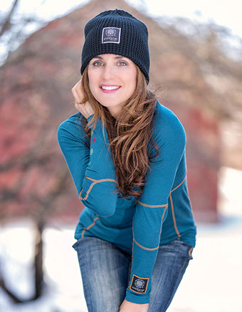 snöVana crossover crew in teal and winter hat in black